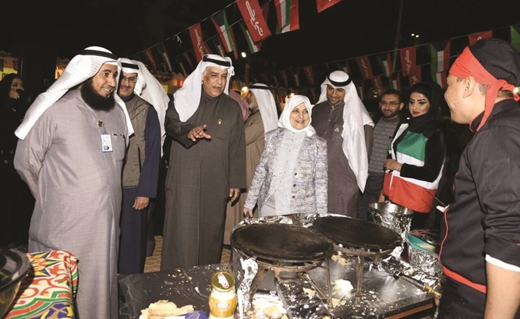 وزيرة الشؤون هند الصبيح وعبدالله المطوطح والمستشار طعمة الشمري خلال جولة في المعرض ﻿