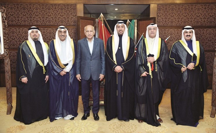 السفير فهد العوضي وأعضاء السفارة مع وزير الدولة بوزارة الشؤون الخارجية الهندية مبشر جاويد اكبر ﻿