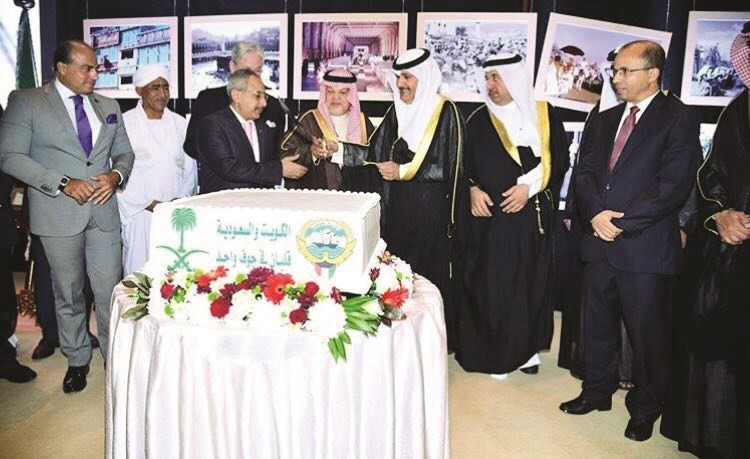 مشاركة في قطع كيكة احتفال القنصلية العامة في جدة بالعيد الوطني﻿