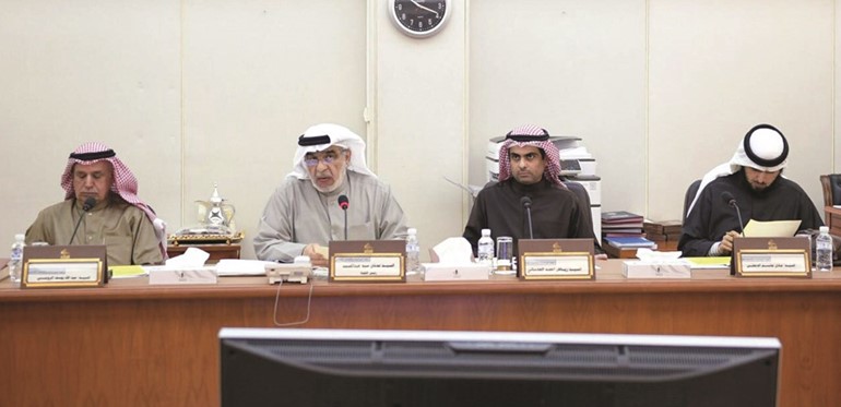 د. عادل الدمخي ورياض العدساني وعدنان عبدالصمد وعبدالله الرومي اثناء اجتماع لجنة الميزانيات﻿