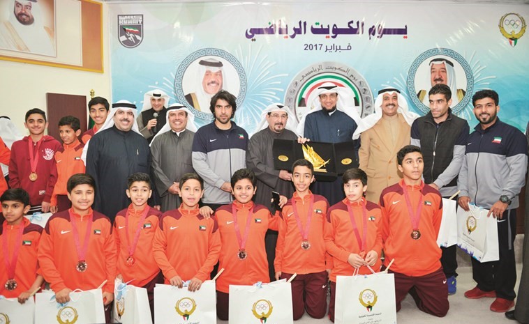 الشيخ فهد جابر العلي ودعيج العتيبي مع المكرمين ومنتخب المدارس ﻿