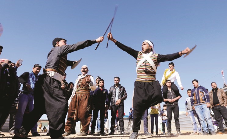 فرقة فنون شعبية تؤدي رقصة السيف والترس في عرس احد اللاجئين في مخيم الزعتري بالاردن	(رويترز)﻿