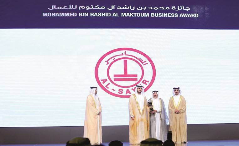 مساعد الساير متسلما الجائزة﻿