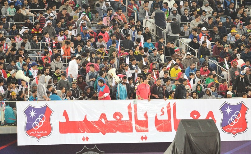الجمهور تفاعل وغنى وانشد فرحا باداء العميد ﻿