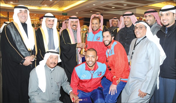 سمو نائب الأمير  وولي العهد الشيخ نواف الأحمد يسلم الكأس للاعبي الأبيض بحضور رئيس مجلس الأمة مرزوق الغانم وفواز الحساوي