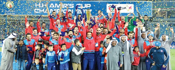 لاعبو الابيض أبطال الكأس على منصة التتويج فرحين باللقب الـ «12»	(الازرق . كوم )
