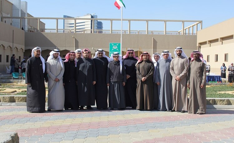  د. علي النامي ود. فواز العنزي وعدد من الحضور ﻿