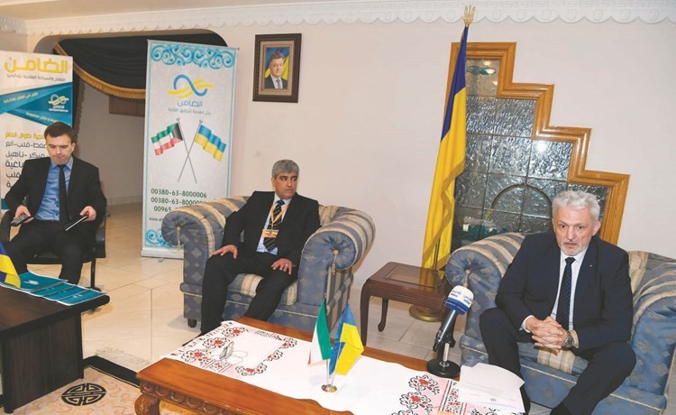 السفير د. فلاديمير تولكاش ود.علي جوهر وتاراس بوساك خلال المؤتمر(محمد هاشم)﻿