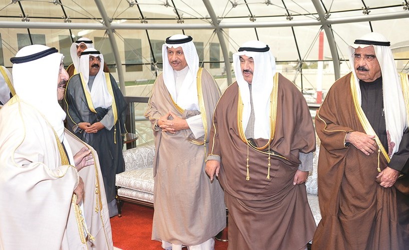 صاحب السمو الأمير في حديث مع الشيخ فيصل السعود وسمو الشيخ ناصر المحمد وسمو الشيخ جابر المبارك بحضور الشيخ مشعل الأحمد﻿