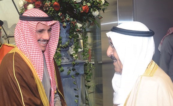 صاحب السمو الأمير الشيخ صباح الأحمد مصافحا مرزوق الغانم﻿