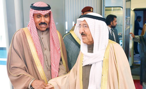 صاحب السمو الأمير الشيخ صباح الأحمد لدى عودته إلى البلاد وفي استقباله سمو ولي العهد الشيخ نواف الأحمد