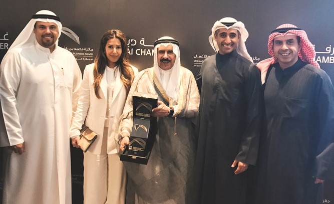مساعد بدر الساير متسلما الجائزة ﻿