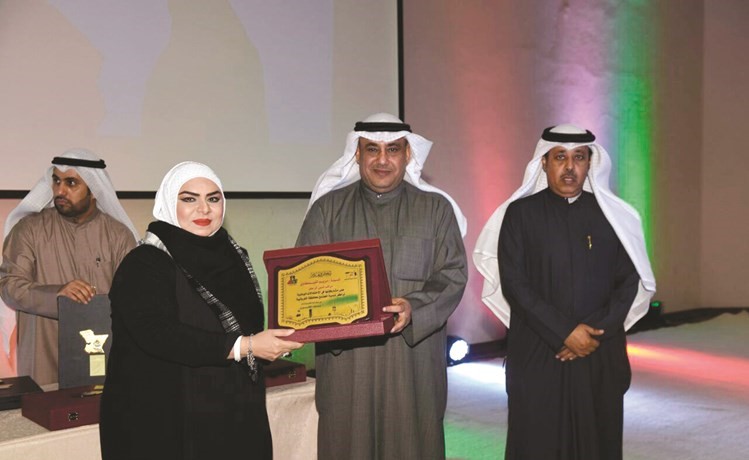 د.مطر المطيري مكرما د.مريم الفيلكاوي خلال احتفال مراكز تنمية المجمتع﻿