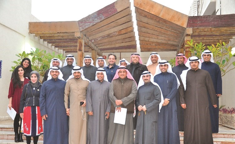 م.سعد المحيلبي مع مجموعة من أنصار التطوير الهندسي بالجمعية في لقطة جماعية﻿
