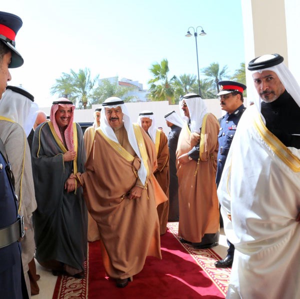 السفير الشيخ عزام الصباح أثناء استقباله رئيس الوزراء البحريني الأمير خليفة بن سلمان آل خليفة