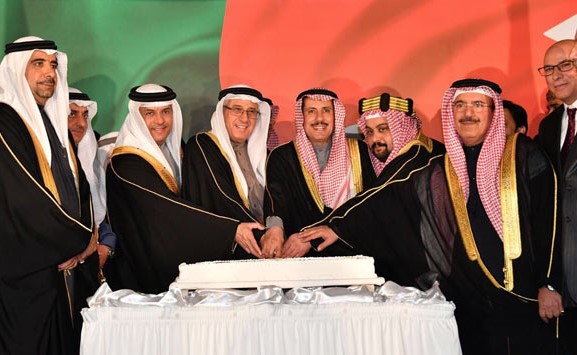السفير الشيخ عزام الصباح وسفراء دول مجلس التعاون المعتمدين لدى البحرين خلال قطع كيكة الاحتفال