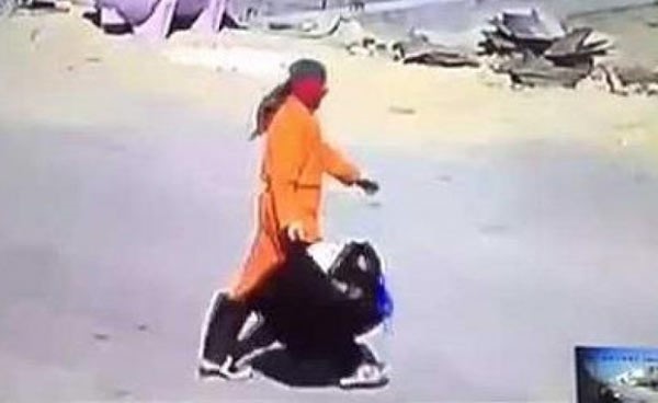 بالفيديو.. عامل نظافة يقوم بفعل غريب بعد جمع أكياس النفايات