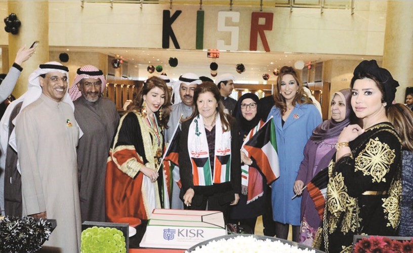 د.سميرة عمر وعدد من قيادات المعهد خلال الاحتفال ﻿