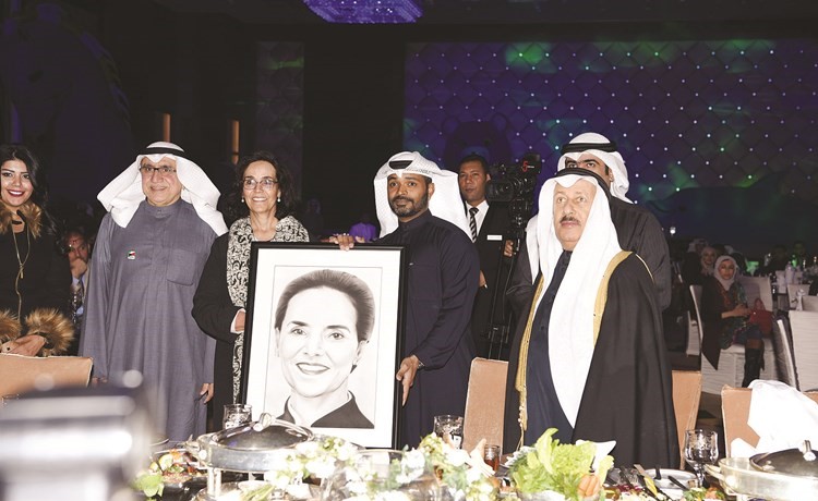 الفنان سعود البالول يقدم لوحة للشيخة أمثال الأحمد﻿