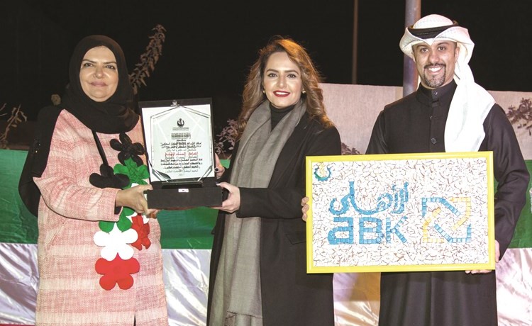 عائشة السالم تكرم سحر الذربان وعلي البغلي في احتفالية الأعياد الوطنية﻿