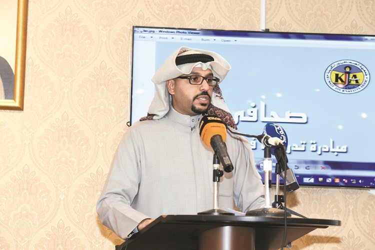 الإعلامي أحمد العيسى خلال تقديم فقرات الحفل﻿
