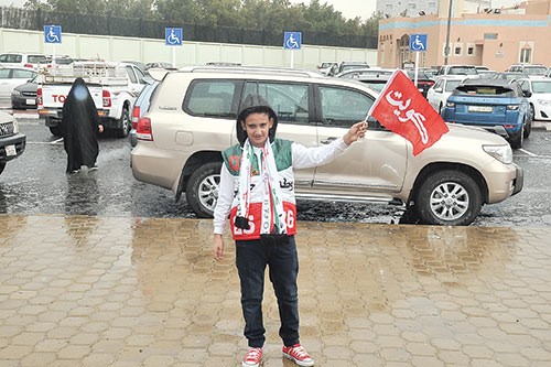 الاحتفال بالأعياد الوطنية رغم الأمطار (زين علام)