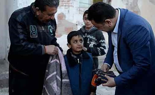 بلدية كليس تكرم طفلاً سورياً تخلى  عن بطانيته لكلب جريح