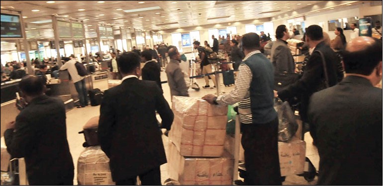 أعداد غفيرة خلال مغادرتها البلاد يوم أمس عبر مطار الكويت الدولي قبيل عطلة الأعياد الوطنية      (زين علام)