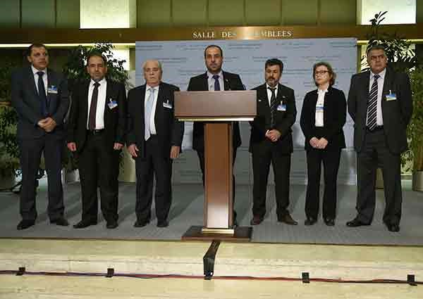  وفد المعارضة السورية خلال المؤتمر الصحافي عقب انتهاء الاجتماعات