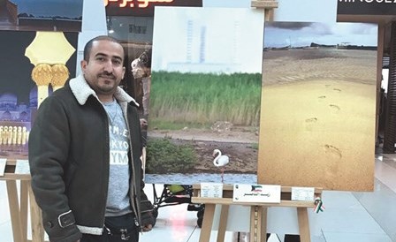 احد المشاركين في المعرض﻿
