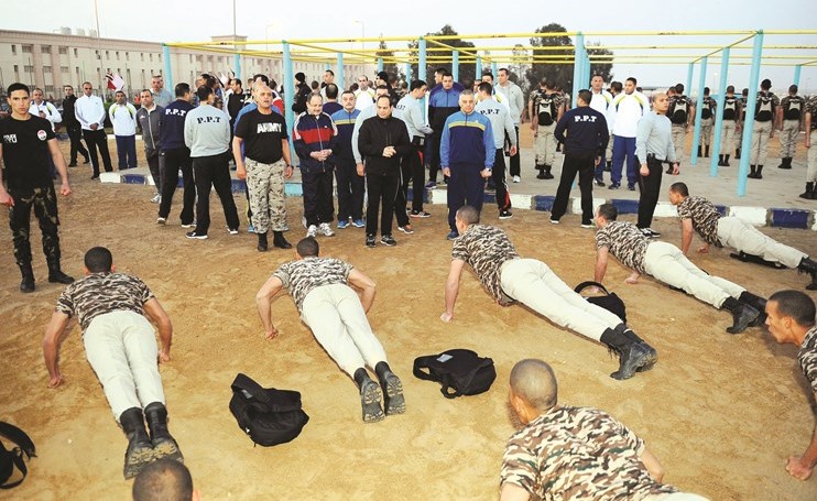  ويتابع تمارين طلبة كلية الشرطة﻿