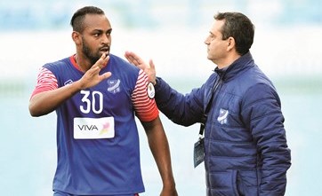 مهاجم التضامن اندرسون يتلقى التعليمات من المدرب المساعد فواز مندو﻿