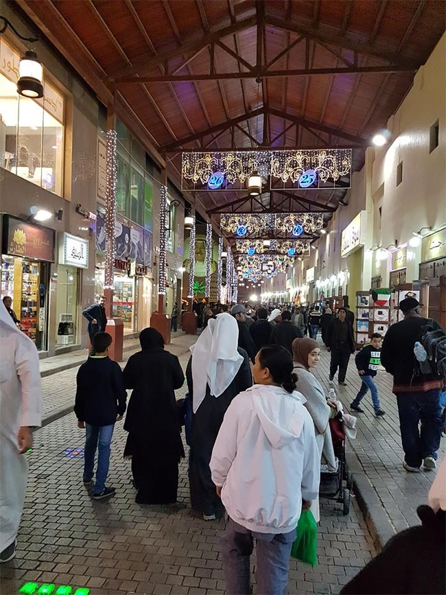 بالفيديو والصور.. كرنفالات احتفالية بالأعياد الوطنية في "المباركية"