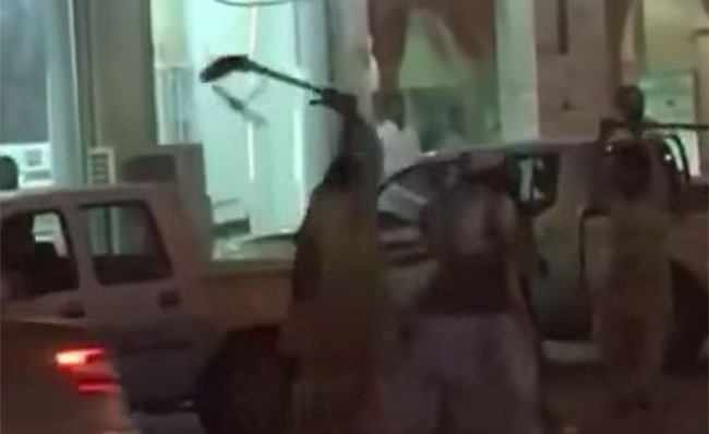 بالفيديو.. مشاجرة عنيفة بالعصي و"الكريك" بين عمالة باكستانيين بالرياض.. والشرطة تتدخل