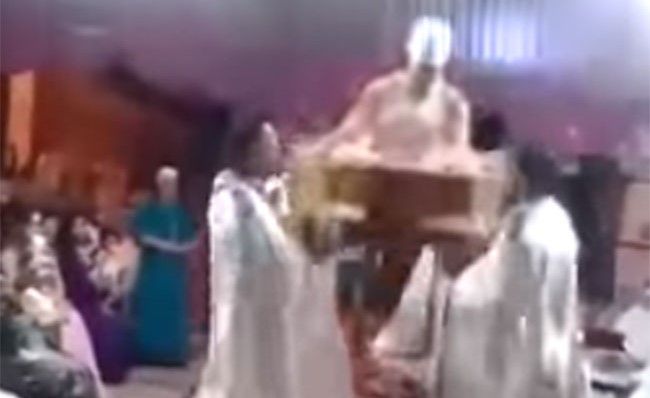 بالفيديو: موقف محرج لعروس أثناء حفل زفافها