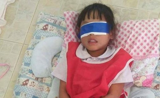 معلمان عصبا عيني طفلة 5 سنوات وقيدا يديها حتى تتعلم «التركيز»