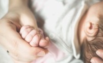 لم يكمل عامه الأول.. طفل ينقذ أمه من السرطان