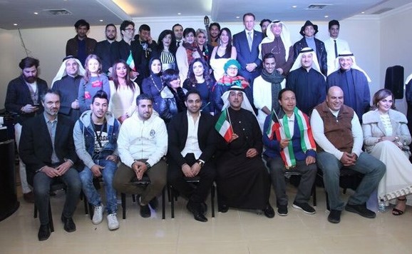 إيمان جوهر حيات تتوسط أعضاء الحركة وبعض الحضور بالحفل﻿