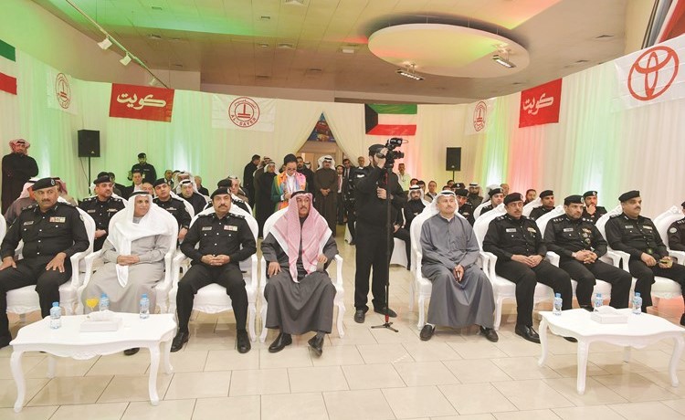 مبارك ناصر الساير واللواء أديب السويدان في مقدمة الحضور خلال حفل إطلاق مركز الساير لتسليم اللوحات﻿