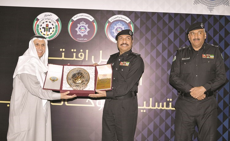 اللواء أديب السويدان متسلما درعا تكريمية بالنيابة عن اللواء الشيخ مازن الجراح ﻿
