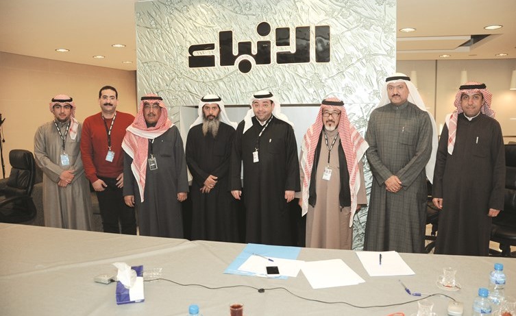 نايف المرداس متوسطا رئيس التحرير الزميل يوسف خالد المرزوق ونائب رئيس التحرير الزميل عدنان الراشد والمستشار الزميل يوسف عبدالرحمن والزملاء في قسم البرلمان	(هاني الشمري)﻿