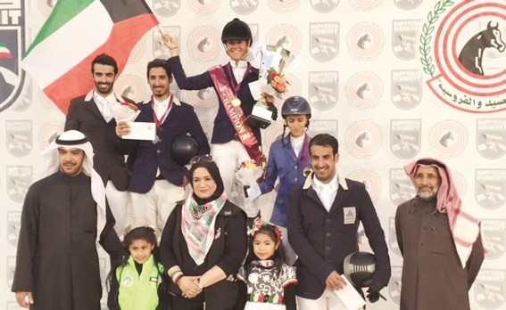 سعاد حاكم مع الفائزين والفائزات بالألقاب ﻿