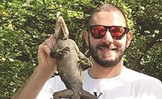 كريم بنزيمة حاملا الحيوان المعرض للانقراض﻿