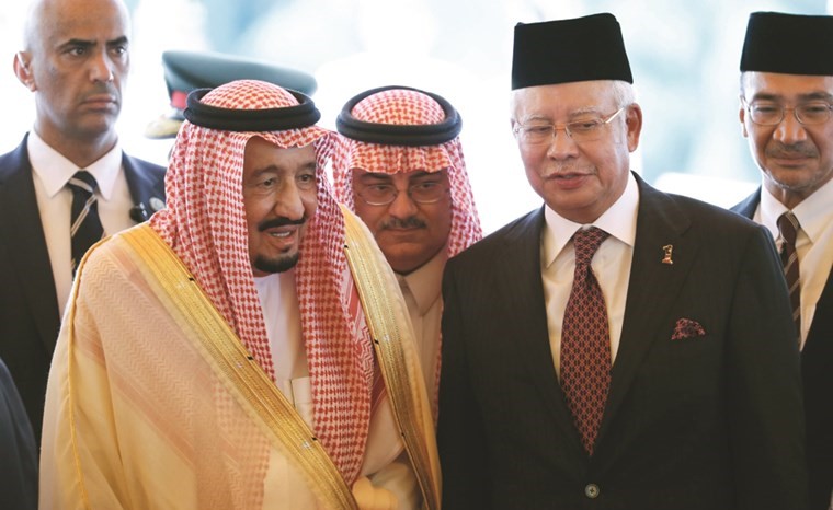 رئيس الوزراء الماليزي نجيب عبدالرزاق مرحبا بخادم الحرمين الشريفين الملك سلمان بن عبدالعزيز لدى وصوله كوالالمبور أمس( ا.ب)﻿