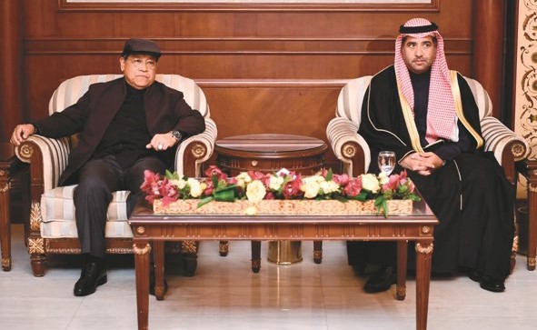 رئيس مجلس النواب الماليزي مع أمين سر مجلس الأمة رئيس بعثة الشرف النائب د. عودة الرويعي﻿