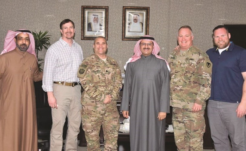 عبدالله المطوطح مستقبلا عددا من المسؤولين العسكريين الأميركيين﻿