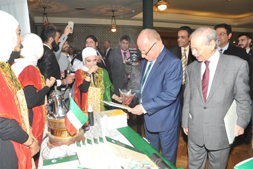 وزير الثقافه المصرى وبن حلى فى جناح الكويت  (تصوير ناصر عبد السيد )