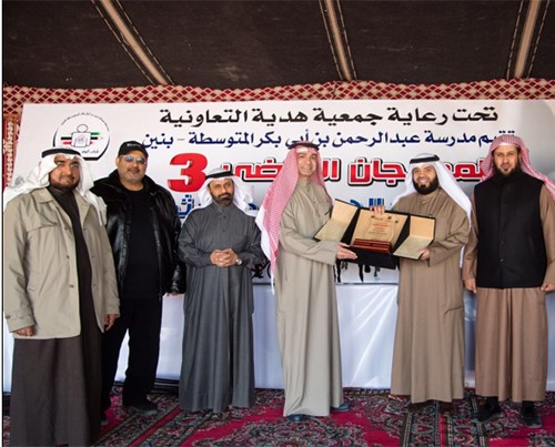 فايز المطيري يتسلم درعا تكريمية لرعاية الجمعية للمهرجان الرياضي
