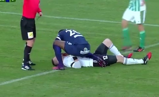 بالفيديو.. لاعب كرة قدم ابتلع لسانه... وخصمه سارع للمساعدة!