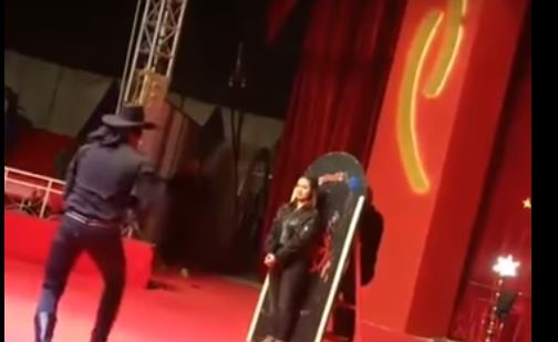بالفيديو .. مغنية مصرية تستسلم لهجوم بالسكاكين على مسرح